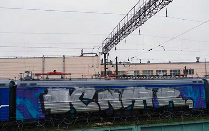 В Барановичах парень нарисовал граффити на вагонах электрички и стал фигурантом уголовного дела