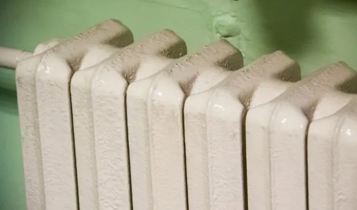 Жителям многоэтажки вместо отопления по батареям пустили ток. Названа причина