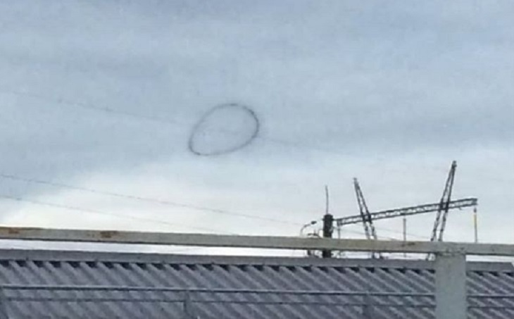 Черное кольцо в воздухе. Загадочный объект в небе попал на фото Черное кольцо в воздухе. Загадочный объект в небе попал на фото