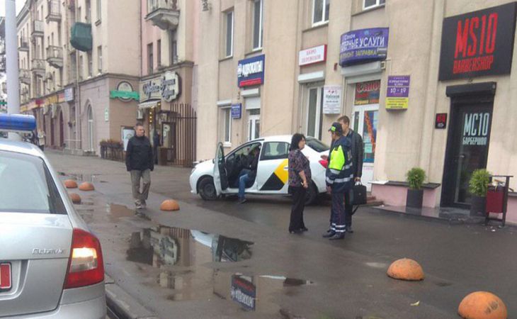 В центре Минска такси вылетело на тротуар и сбило девушку