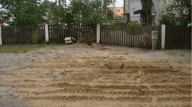 В Лунинецком районе на школьный двор вместе с песком привезли костные останки