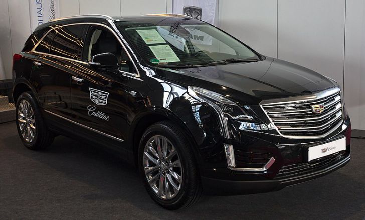 На Cadillac массово подают в суд из-за сенсорного экрана