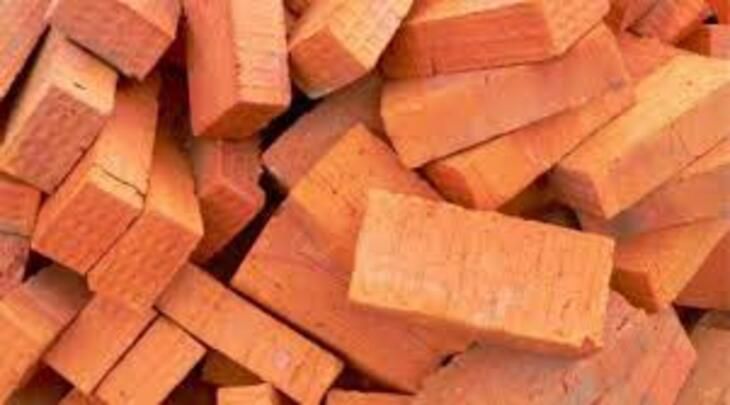 Водитель МАЗа забыл опустить кузов и разрушил склад свинокомплекса «Прогресс». Погиб грузчик