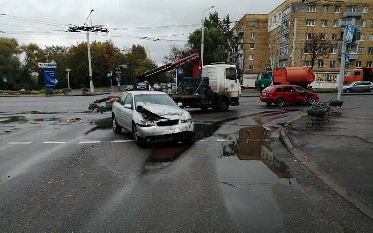 В Минске Audi и Skoda не разминулись на перекрестке: пострадал 25-летний парень В Минске Audi и Skoda не разминулись на перекрестке: пострадал 25-летний парень