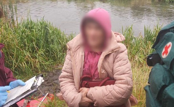 Удивительный случай в Минске: мужчина заметил в бинокль тонущую в болоте женщину, ее спасли