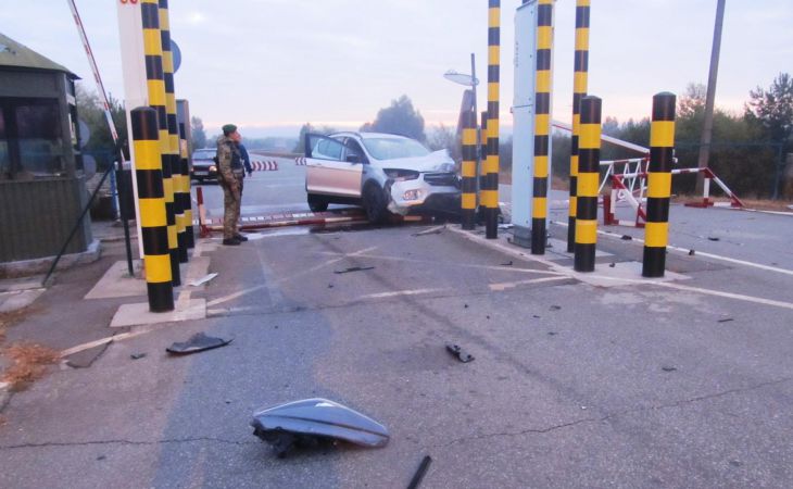 Украинец на автомобиле решил штурмом прорваться в Беларусь: разбита машина и оборудование Украинец на автомобиле решил штурмом прорваться в Беларусь: разбита машина и оборудование