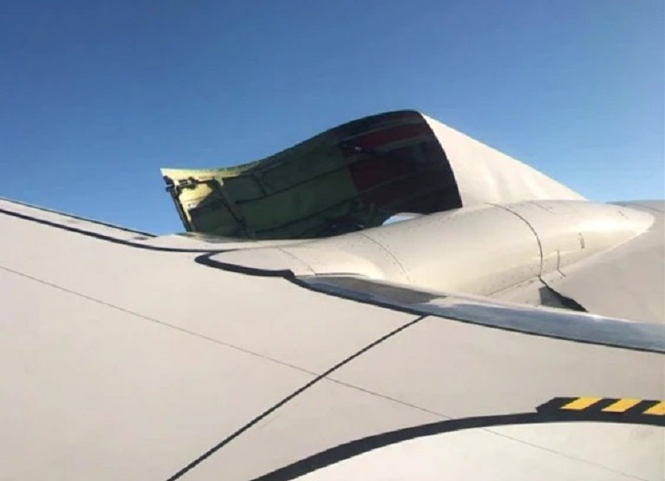 Обычный перелет пощекотал пассажирам нервы. Людям удалось снять на видео отлетающую обшивку самолета Обычный перелет пощекотал пассажирам нервы. Людям удалось снять на видео отлетающую обшивку самолета