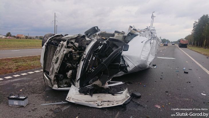 Жесткая авария на слуцкой трассе: одного водителя выбросило из салона, второй оказался под фурой
