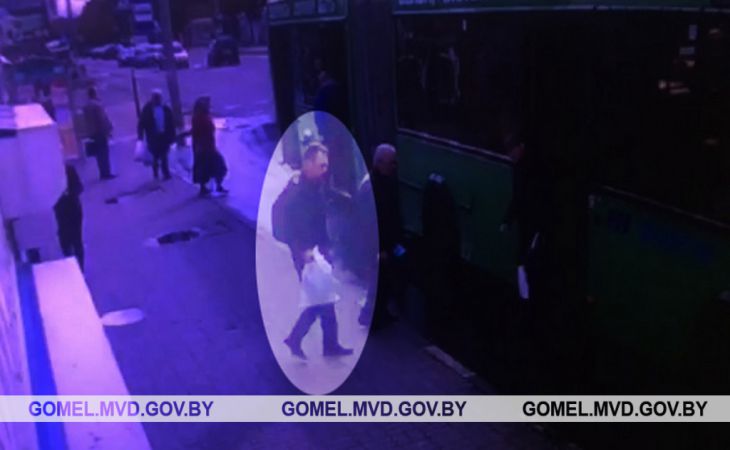 В Гомеле мужчина подобрал на остановке пакет с чужими вещами. Его ищет милиция