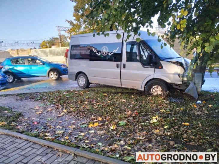 В Гродно автобус ритуальной службы врезался в столб