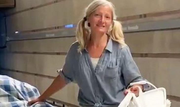 Бездомная россиянка, спевшая в американском метро, заключит выгодный контракт Бездомная россиянка, спевшая в американском метро, заключит выгодный контракт