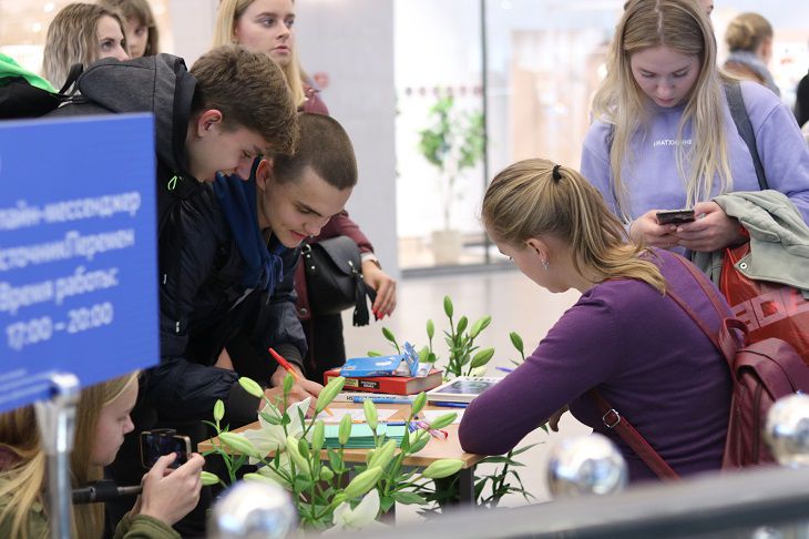 Посмотрите, как минчане поздравляют любимых учителей с праздником