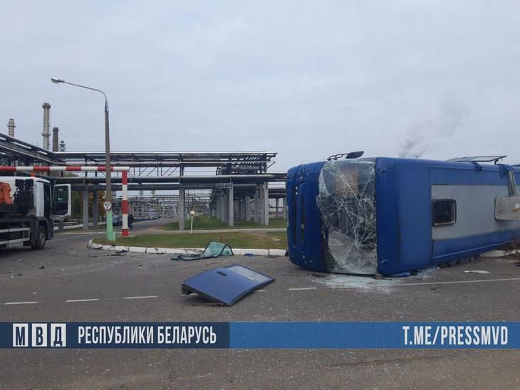 На территории Мозырского НПЗ автобус опрокинулся после столкновения с грузовиком: 1 человек погиб, 11 пострадали