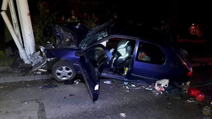 В Минске спасатели вырезали мужчину из врезавшегося в столб автомобиля В Минске спасатели вырезали мужчину из врезавшегося в столб автомобиля