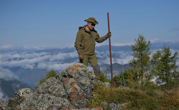 Путин накануне своего дня рождения отправился в тайгу за грибами