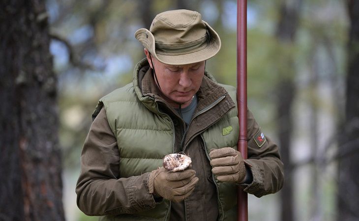 Путин накануне своего дня рождения отправился в тайгу за грибами