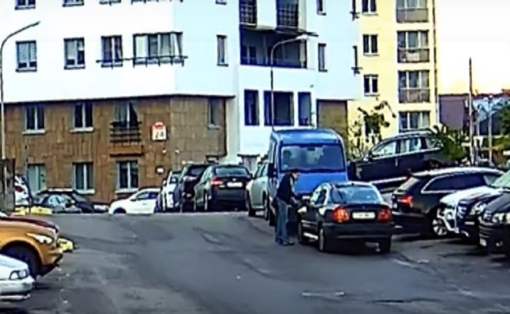 В Минске мужчина ногой разломал зеркало неправильно припаркованного автомобиля