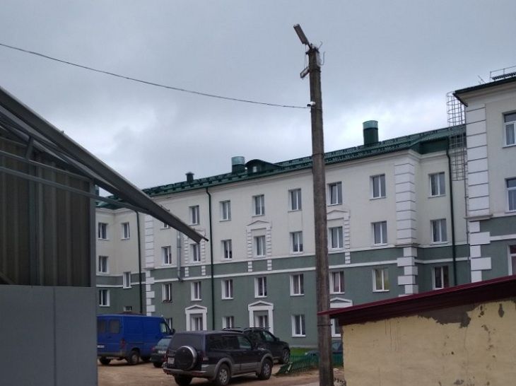 Повезло: в Горках мужчина висел вниз головой на фонарном столбе