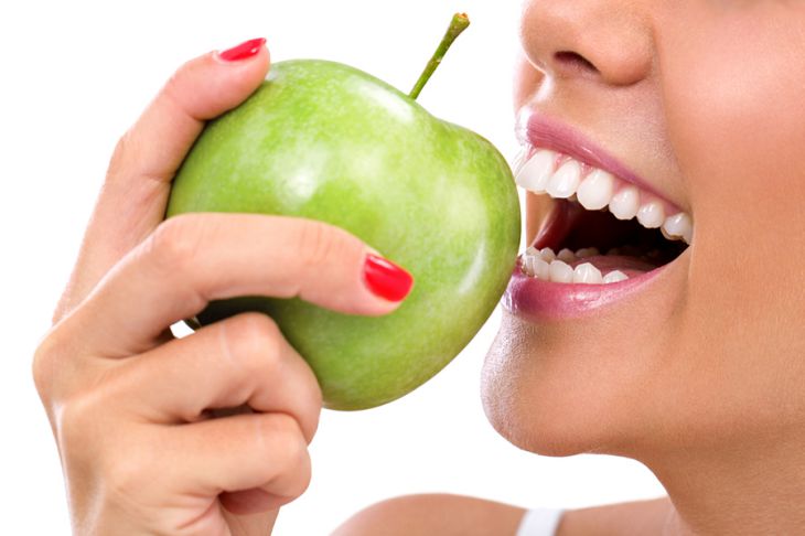 Немецкие стоматологи рассказали, как сохранить здоровые зубы до старости