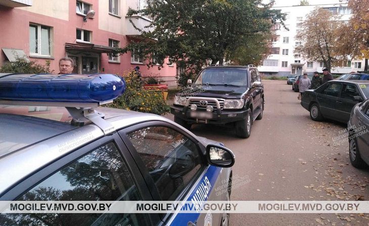 В Бобруйске внедорожник сбил 8-летнюю девочку во дворе дома