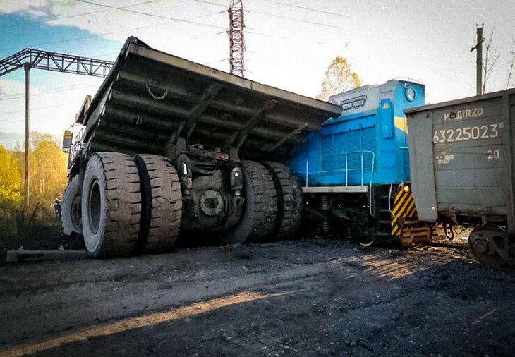 130-тонный БелАЗ попал в ДТП, столкнувшись со 180-тонным тепловозом
