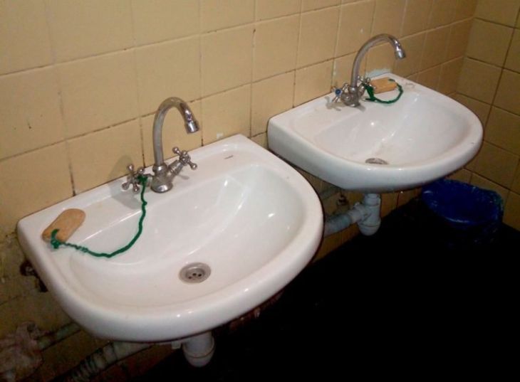 «Чтобы не украли». В туалете на Молодечненском заводе мыло привязывают веревкой