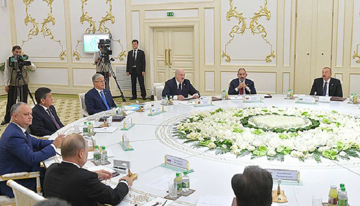Лукашенко на саммите СНГ призвал поддержать Зеленского