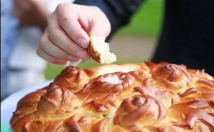 Мужчина умер на свадьбе, съев горячий рыбный пирог