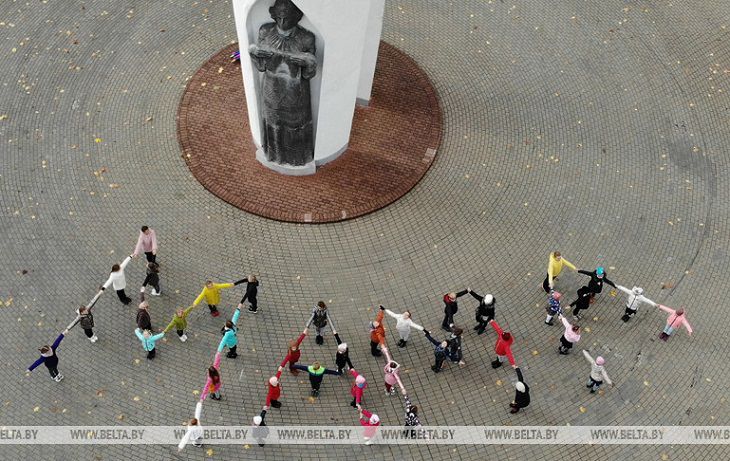 В Гродно дети поздравили матерей с предстоящим праздником, выстроившись в слово «мама» в парке