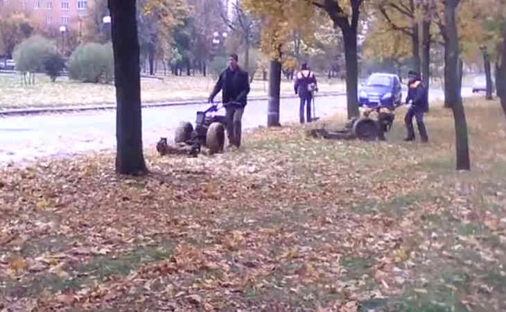 Пришла осень: в Могилеве коммунальщики косят опавшие листья