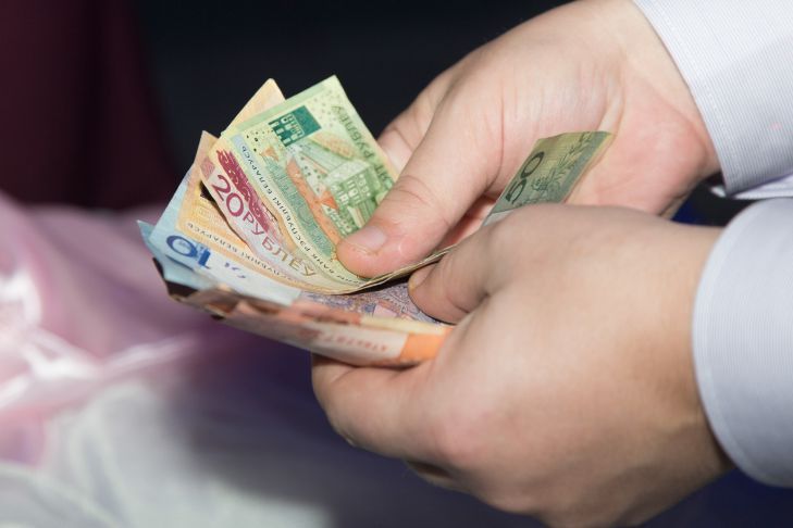 Житель Кореличского района проснулся на остановке без денег: приятель «одолжил»