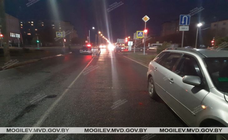 Перебегал дорогу на «красный». В Бобруйске 9-летний пешеход попал под колеса «Мазды»
