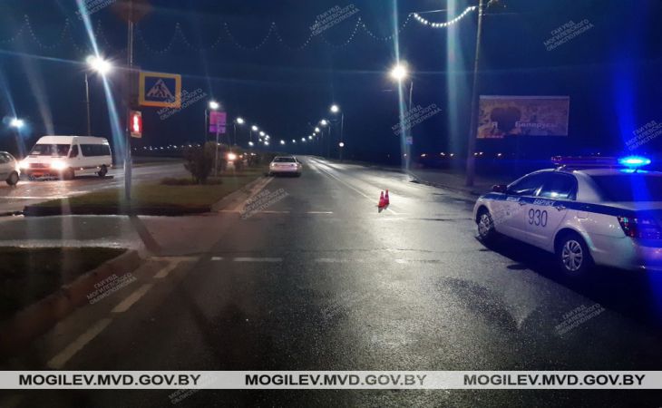 Перебегал дорогу на «красный». В Бобруйске 9-летний пешеход попал под колеса «Мазды»
