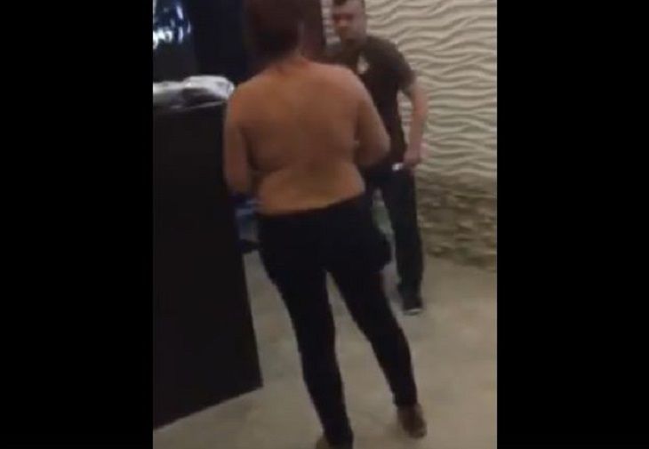 В ночном клубе Пинска дама отхлестала охранника бюстгальтером (18+)