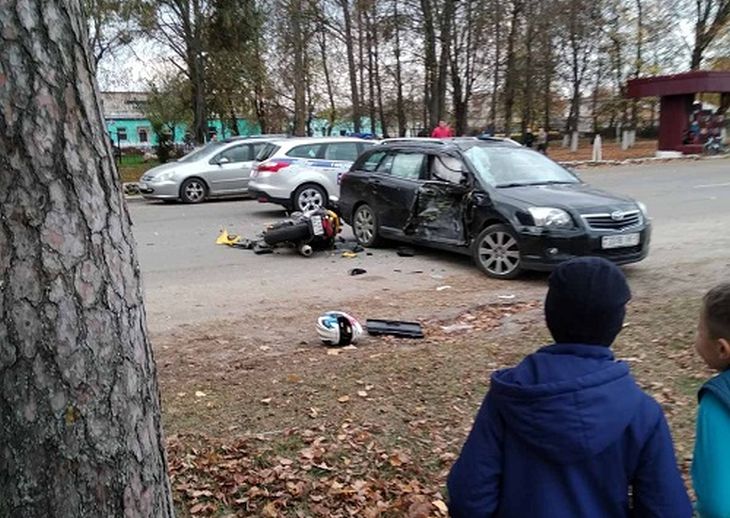 В Ганцевичах байкер попал в серьёзное ДТП: несколько человек оказались в больнице 