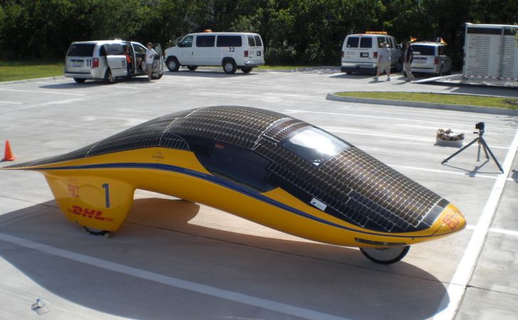 В Австралии стартовали гонки автомобилей на солнечных батареях