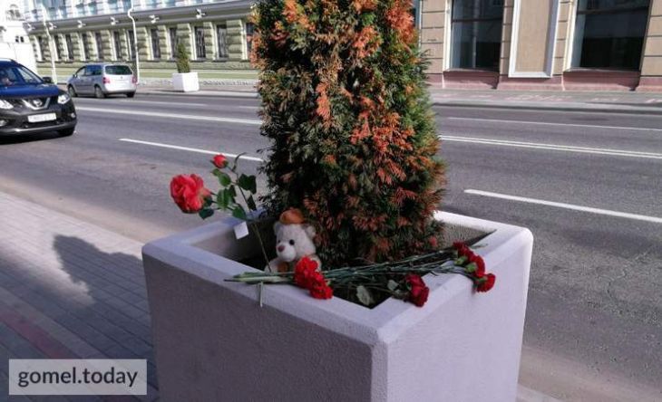 Гомельчане несут цветы к месту трагедии, где в аварии погибла учительница