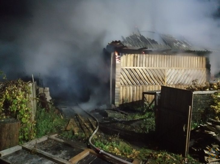 В Быховском районе мужчина покидал горящий дом и едва не погиб