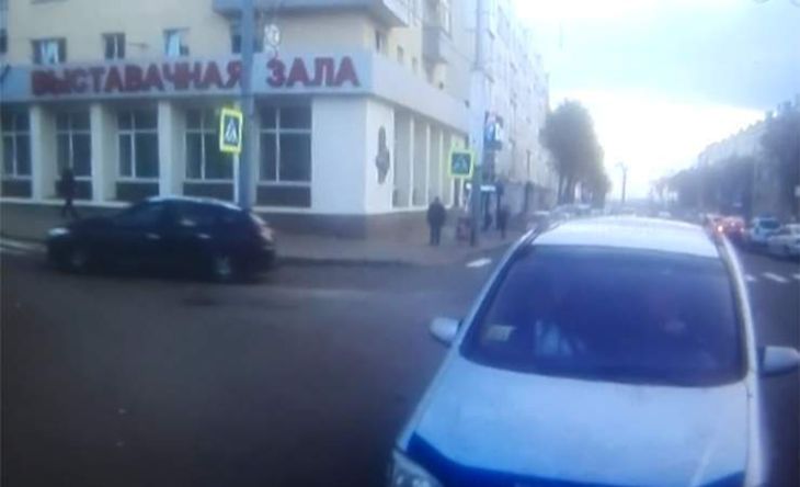 Жуткий момент в Могилеве: пассажирка уже заслонялась в ожидании аварии, но, к счастью, пронесло