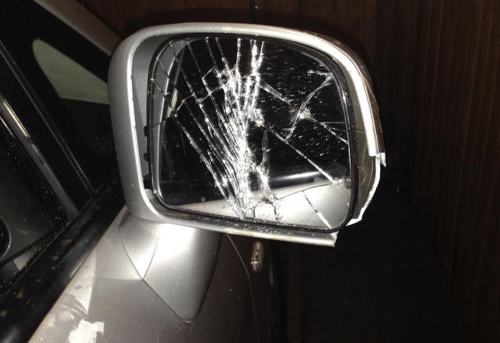 Банда подростов громила чужие автомобили в Приморском районе - МК Санкт-Петербур