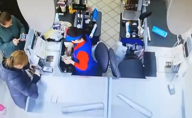 Фокус со 100 рублями. Посмотрите, как ловко в Бресте неизвестная обманывает кассиров