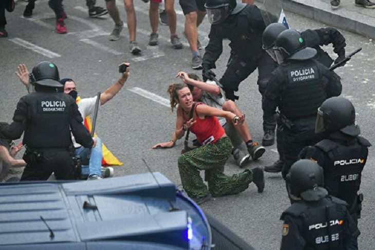 Костры, резиновые пули, баррикады. Около 200 человек ранены во время протестов в Каталонии 