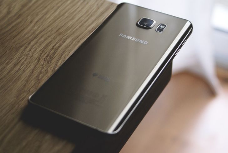 Samsung запатентовала смартфон с выступающей «монобровью»