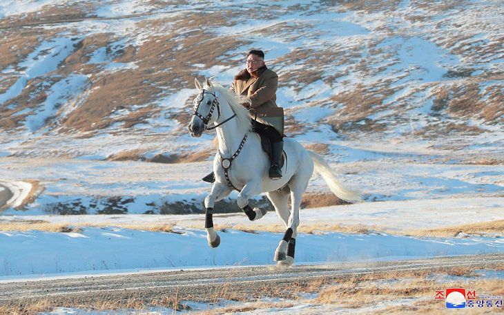 Ким Чен Ын на белом коне поднялся на священную гору: что это означает