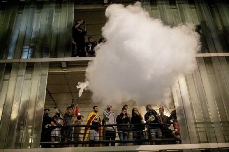 Костры, резиновые пули, баррикады. Около 200 человек ранены во время протестов в Каталонии 