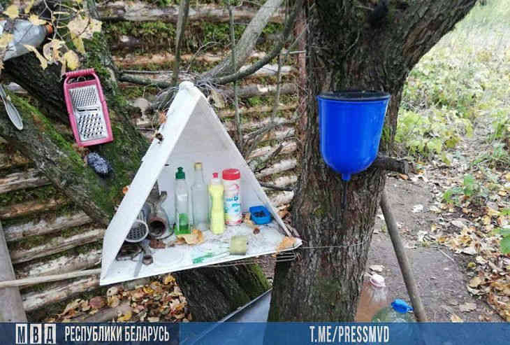 В Рогачевском районе мужчина 6 лет жил шалаше в лесу, скрываясь от милиции. Посмотрите на его жилище