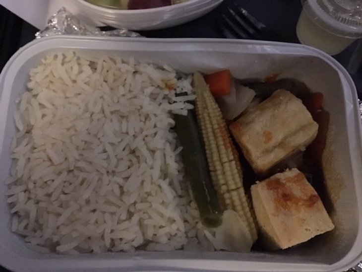 Пассажирка показала «по-настоящему жалкую» еду в самолете