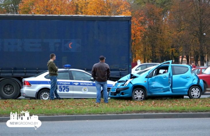 В Гродно маленький Nissan попал в настоящую мясорубку из фур