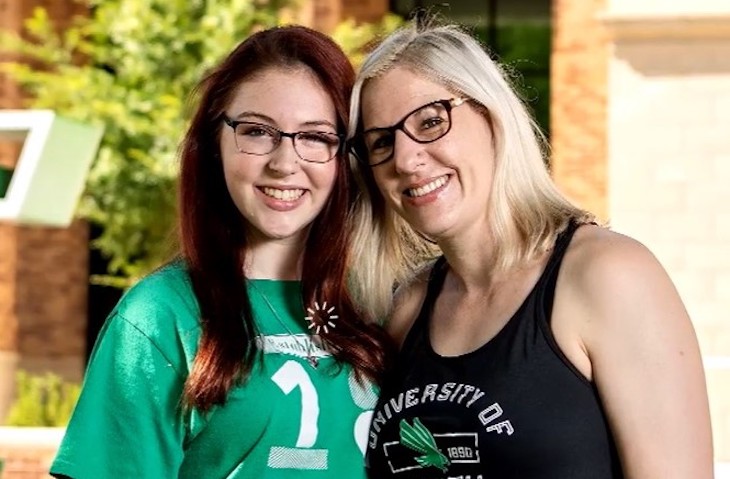 Не родительский контроль, а тяга к знаниям. Женщина ходит в один колледж со своей дочерью