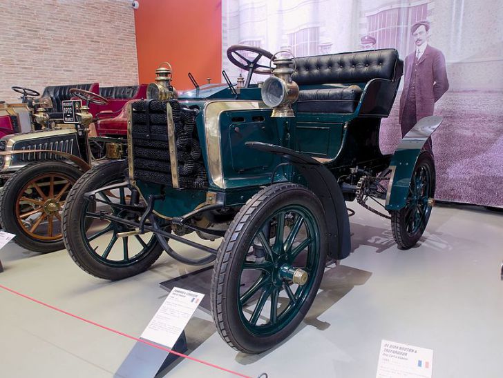 Один из первых автомобилей в мире выставили на аукцион